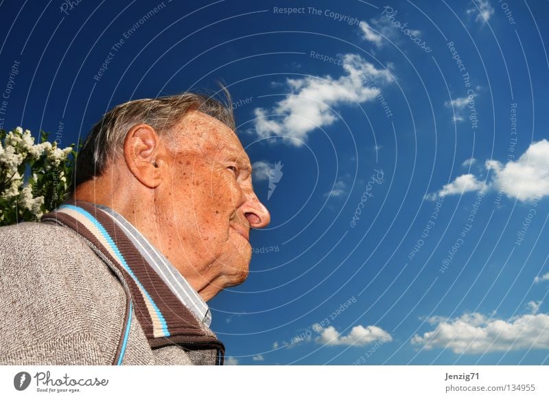 Opa hält Ausschau. Mann Senior Großvater Zukunft Hoffnung Aussicht skeptisch Zufriedenheit Ruhestand Himmel Blick Männlicher Senior lachen Glück gutmütig