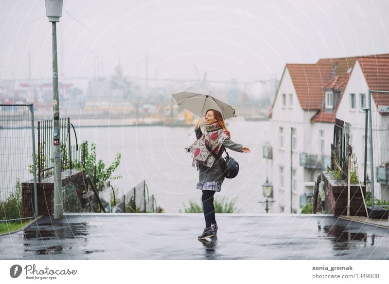 Regen Lifestyle Leben Wohlgefühl Freizeit & Hobby Spielen Tourismus Ausflug Abenteuer Freiheit Städtereise Junge Frau Jugendliche 1 Mensch Himmel Horizont