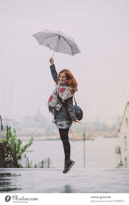 Herbstsprung Gesundheit sportlich Fitness Leben Wohlgefühl Zufriedenheit Freizeit & Hobby Spielen Junge Frau Jugendliche 1 Mensch schlechtes Wetter Unwetter