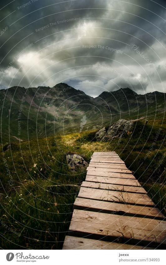 Lichtstrahlen treffen auf Holzweg aus Bohlen auf Alpiner Wiese mit Berglandschaft Wege & Pfade Berge u. Gebirge wandern Natur Landschaft Himmel Wolken