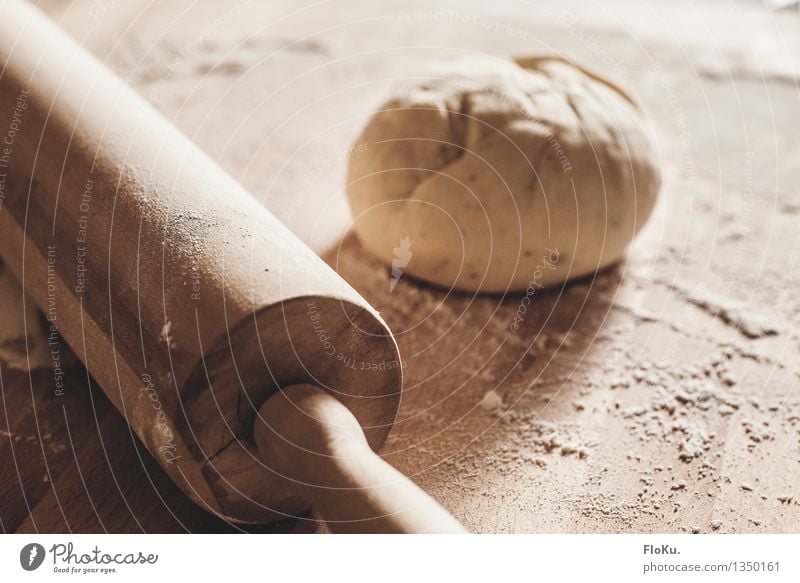 beim Pizzabäcker Lebensmittel Teigwaren Backwaren Brötchen Ernährung Arbeit & Erwerbstätigkeit Beruf Bäcker Küche Bäckerei frisch gelb Mehl Nudelholz