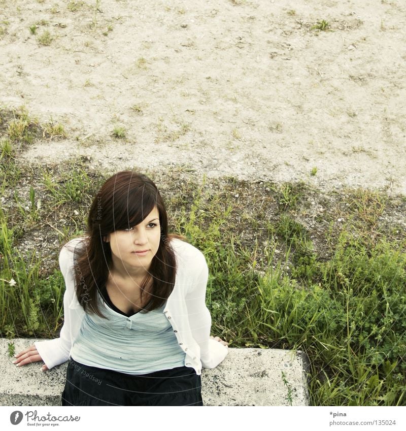 träumen Frau schön ruhen genießen Denken gemütlich Am Rand Richtung Gefühle woman sitzen sitting waiting warten Erholung nachdenken Blick Perspektive Anordnung