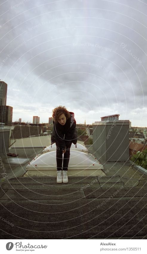 hebt gleich ab Junge Frau Jugendliche 18-30 Jahre Erwachsene Wolken Stadt Skyline Dach brünett Locken Blick stehen ästhetisch authentisch außergewöhnlich dunkel