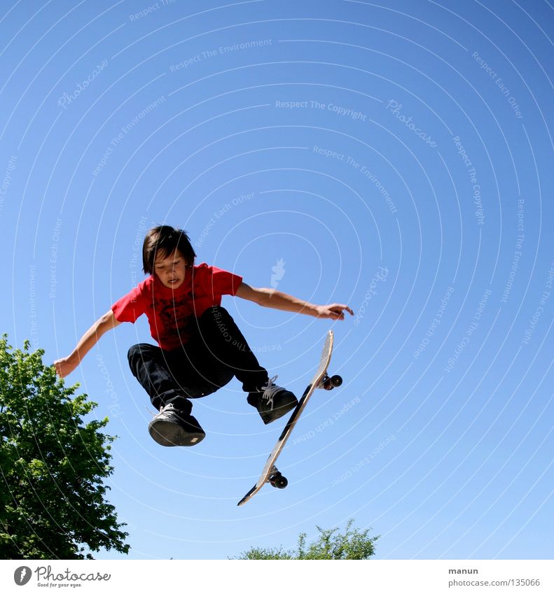 big jump! Skateboarding schwarz rot Sport Freizeit & Hobby Gesundheit Körperbeherrschung Kick springen Kind Jugendliche Aktion Funsport Straße Streetskater