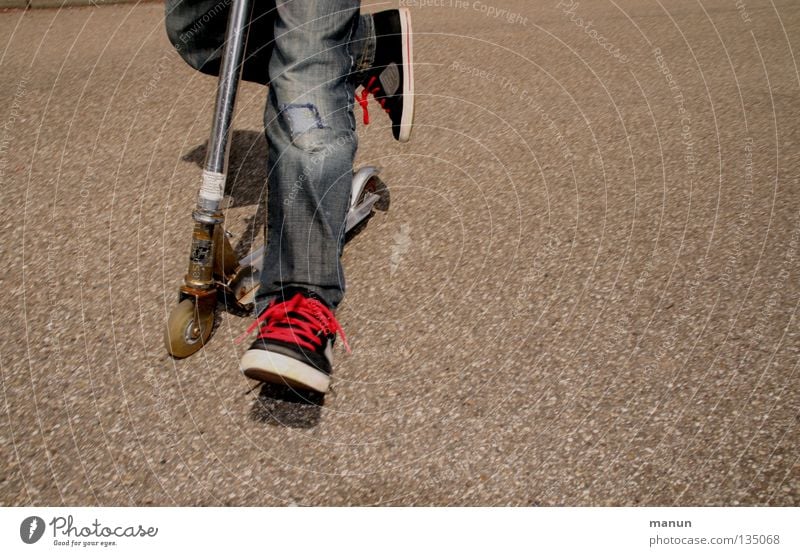 Rollerhupf II hüpfen Freizeit & Hobby Kind springen Spielen Licht & Schatten Aktion stagnierend Junge Schuhbänder rot Funsport Bewegung Freude Cityroller