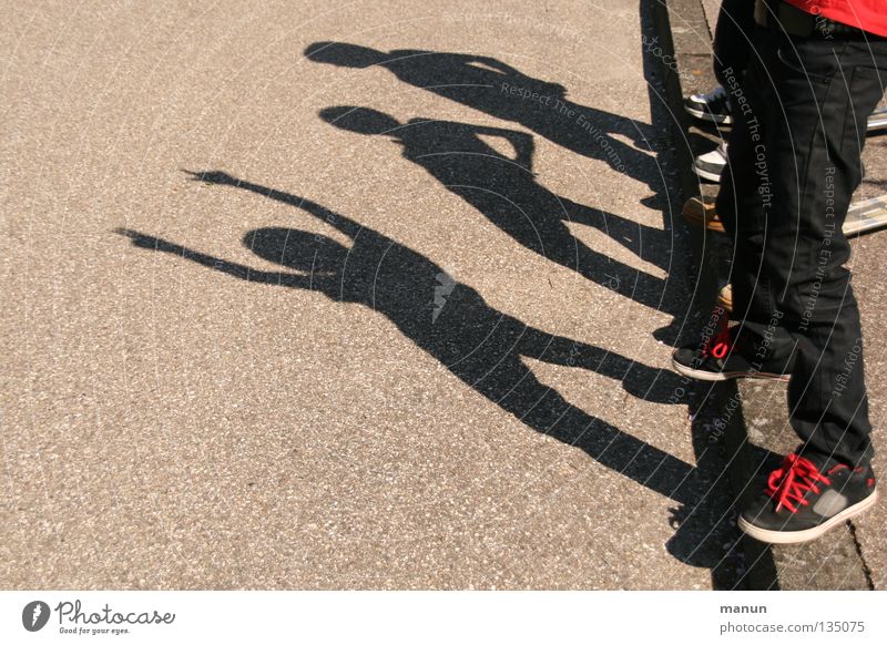 Schattenmänner II Freude Freizeit & Hobby Spielen Kind Familie & Verwandtschaft Kindheit Jugendliche Leben Beine 3 Mensch Kindergruppe Straße Asphalt springen