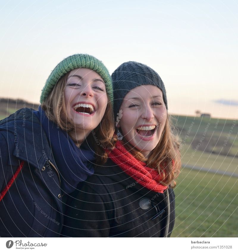 Soll er doch kommen, der Winter! feminin Frau Erwachsene Leben 2 Mensch Natur Herbst Feld Jacke Schal Mütze blond lachen kalt Gefühle Freude Fröhlichkeit