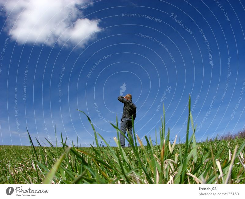 Ausblick im Frühjahr III Mensch weiß See Denken gesichtslos maskulin Hand zyan Wolken schlechtes Wetter Froschperspektive Gras Wiese grün Halm Stroh stehen