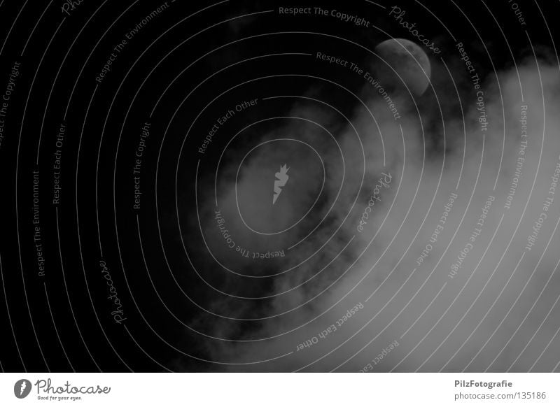 Mond in der Finsternis Wolken Nacht unheimlich schwarz weiß dunkel Himmelskörper & Weltall Schwarzweißfoto Mondfinsternis Graffiti abstrakt blau Kontrast