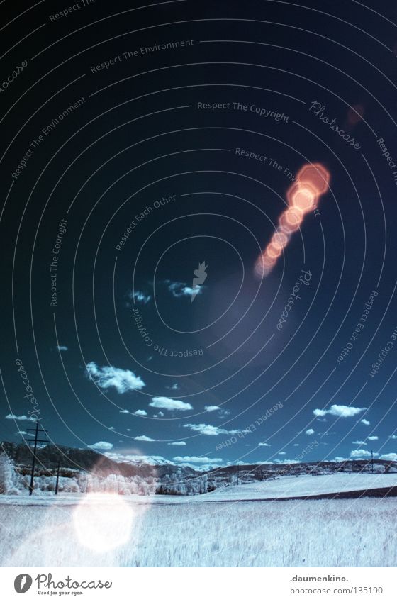 der Sehstrahl Gottes Wiese Gras Baum Blatt Licht Personenzug Infrarotaufnahme Elektrizität Strommast Wolken fremd weiß Ferien & Urlaub & Reisen träumen ungewiss