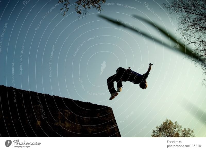 Freerunning Le Parkour springen Rückwärtssalto rückwärts Gegenlicht Schweiz Gras Sport akrobatisch Flugzeug Körperbeherrschung Mut Risiko gekonnt lässig