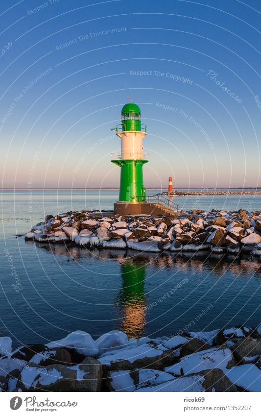 Molentürme Meer Winter Natur Landschaft Wasser Wolken Küste Ostsee Turm Leuchtturm Architektur Sehenswürdigkeit Wahrzeichen Stein kalt blau grün rot weiß