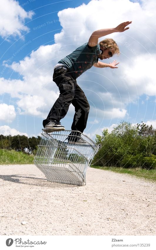 shopping surfer Wolken stehen Zufriedenheit Einkaufswagen Käfig Wiese grün Sommer saftig Physik sommerlich Mann maskulin Aktion gefährlich blond lässig