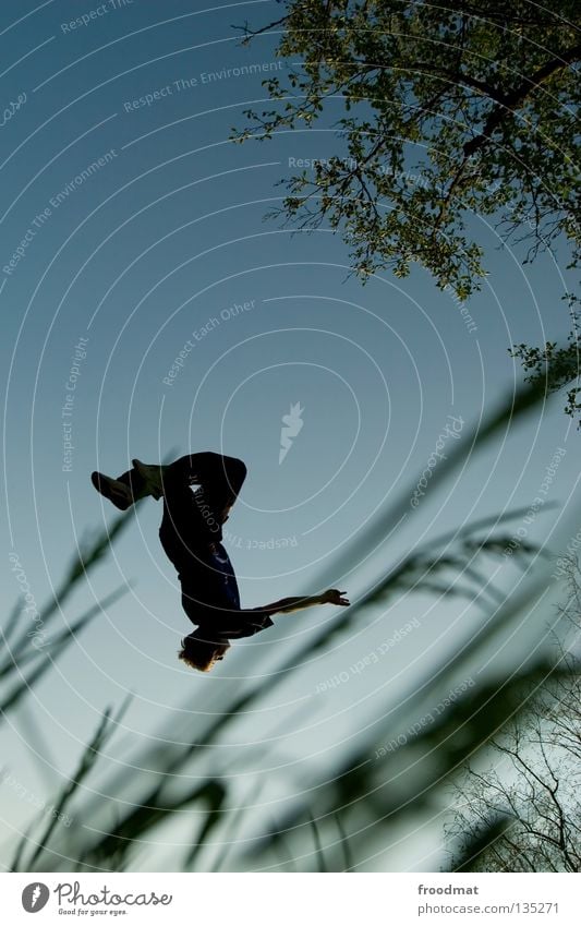 take off Le Parkour springen Rückwärtssalto rückwärts Gegenlicht Schweiz Gras akrobatisch Flugzeug Körperbeherrschung Mut Risiko gekonnt lässig schwungvoll