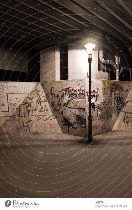 night in the city Nacht Einsamkeit kalt Ordnung Straßenkunst Gesellschaft (Soziologie) Beton Verkehr Laterne Detailaufnahme Brücke Verkehrswege graffitti