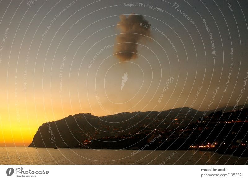 über der Wolke Wolken Sonnenuntergang Einsamkeit Madeira Portugal Klippe Stadt dunkel Nacht Abenddämmerung graue Wolken Sommer Strand Küste schöne Farben Insel