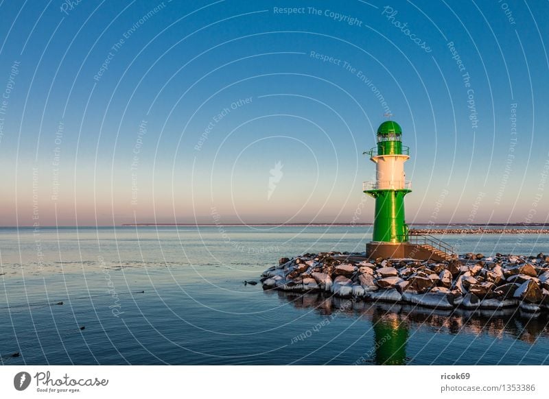 Warnemünde Meer Winter Natur Landschaft Wasser Wolkenloser Himmel Küste Ostsee Turm Leuchtturm Architektur Sehenswürdigkeit Wahrzeichen Stein kalt blau grün