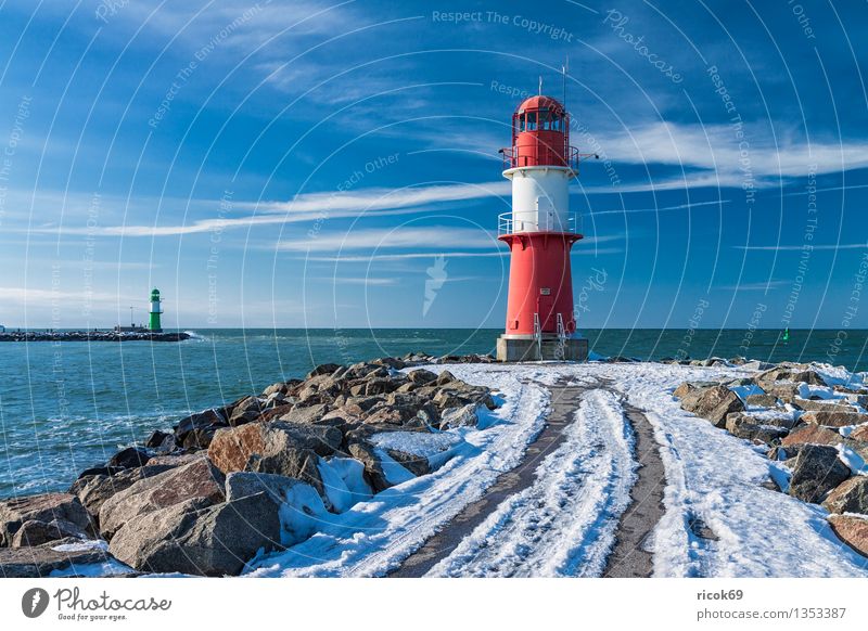 Warnemünde Meer Winter Natur Landschaft Wasser Wolken Küste Ostsee Turm Leuchtturm Architektur Sehenswürdigkeit Wahrzeichen Stein kalt blau grün rot weiß