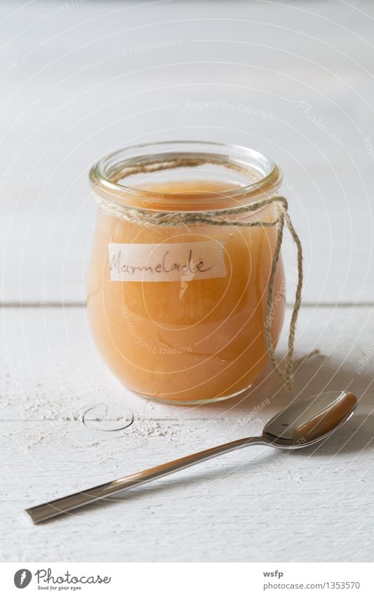 Birnenmarmelade in einem Einmachglas Frucht Marmelade Frühstück Vegetarische Ernährung Diät Löffel Schnur frisch lecker Birnenkonfitüre Bio Glas Essen Holztisch