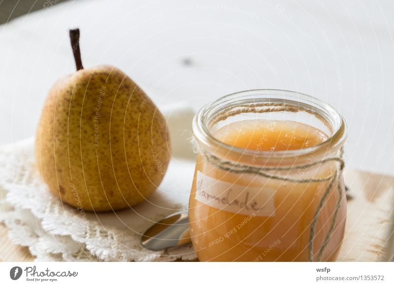 Frühstück mit Birnenmarmelade Frucht Marmelade Vegetarische Ernährung Diät Tasse Löffel Schnur frisch Birnenkonfitüre Bio Glas Einmachglas Essen Holztisch