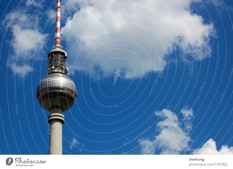 Fernsehturm Teilansicht bei gutem Wetter Farbfoto Außenaufnahme Menschenleer Textfreiraum rechts Tag Reflexion & Spiegelung Sonnenlicht Starke Tiefenschärfe