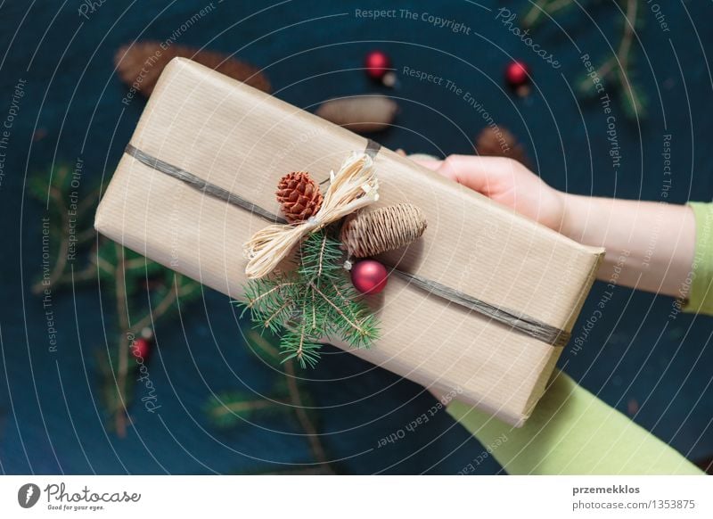 Frau hält Weihnachtsgeschenk Hand Papier Verpackung Kasten Schnur Kultur Tradition Gast Dezember Geschenk Halt heimwärts horizontal Kiefer umhüllen Farbfoto