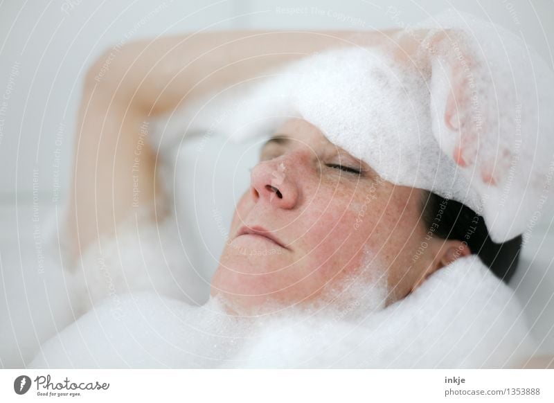 wenn ich die Augen zumache,... Lifestyle schön Körperpflege Schaumbad Badewanne Wellness harmonisch Wohlgefühl Zufriedenheit Sinnesorgane Erholung ruhig Kur Spa