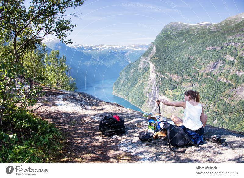 Norwegen Geiranger Ferien & Urlaub & Reisen Ausflug Abenteuer Ferne Freiheit Expedition Camping feminin Junge Frau Jugendliche 1 Mensch 18-30 Jahre Erwachsene