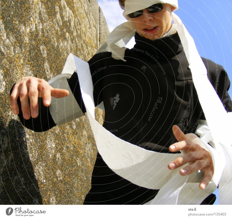 wirres zeug Kerl Mann Jugendliche skurril Papier umwickelt wickeln gebunden binden Sonnenbrille sinnlos dumm flattern Wand Wolken schlechtes Wetter verfallen