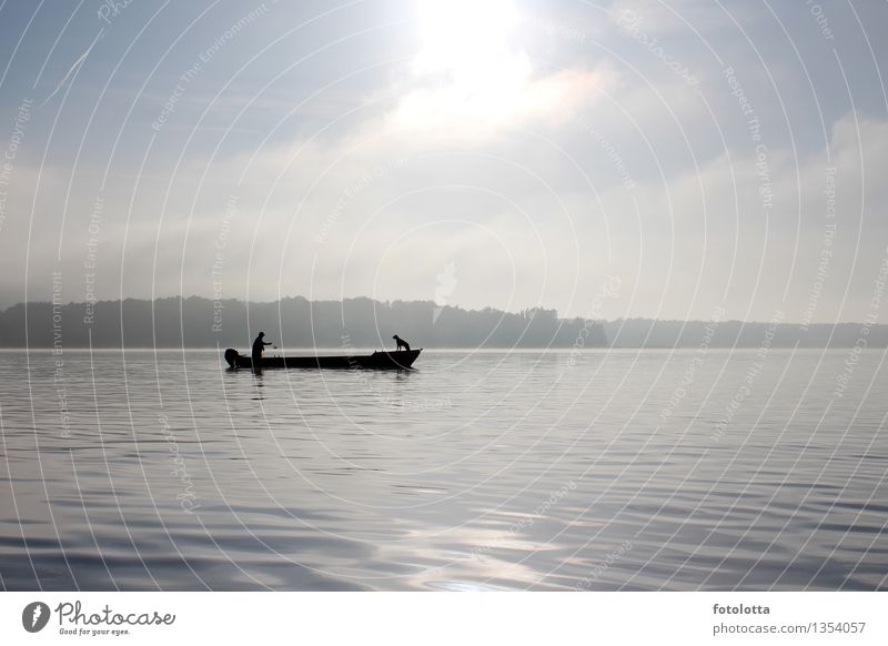 Fischerboot II Angeln Mann Erwachsene Natur Wasser Himmel Nebel Fluss Wasserfahrzeug Kahn Hund fangen Zusammensein natürlich blau grau schwarz weiß Stimmung