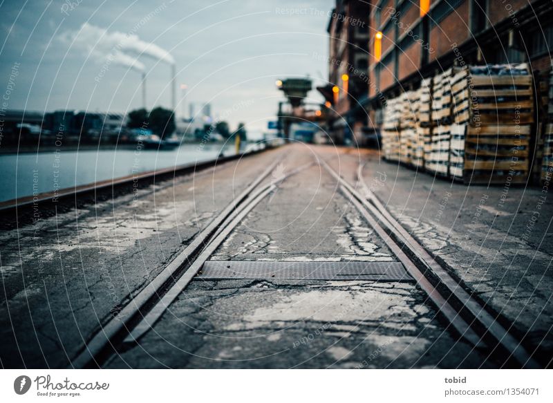 Industriewege Industrieanlage Fabrik Mauer Wand Güterverkehr & Logistik Schienenverkehr Weiche dunkel Stadt Schornstein Abgas Wege & Pfade Hafen Anlegestelle