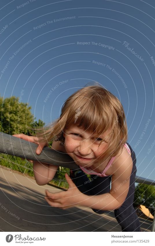 Person 43 Hoffnung Kind Spielen Halt Körperhaltung Hand Finger Grimasse Gesicht Freude festhalten Himmel blau Wut Außenaufnahme Neigung