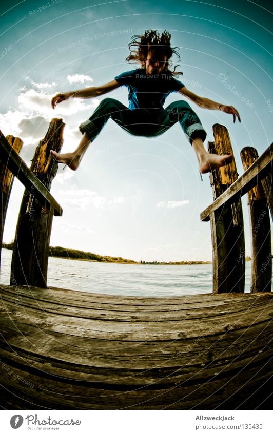 Jumping Jack Flash (8) See Steg Mann maskulin dunkel Gegenlicht Wolken Schönes Wetter Sommer heiß Schwimmen & Baden springen hüpfen Fischauge Beginn aufsteigen