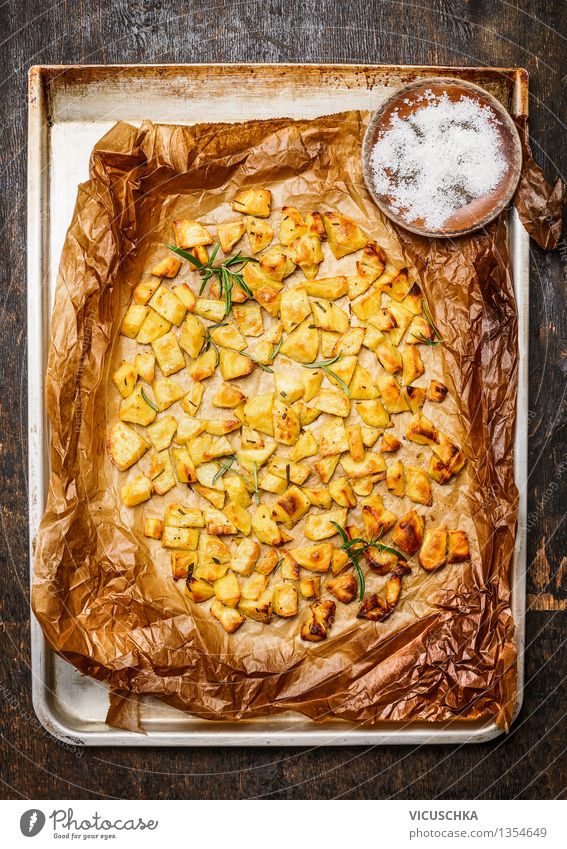 ofenkartoffeln Würfel mit frischem Rosmarin Lebensmittel Gemüse Kräuter & Gewürze Ernährung Mittagessen Abendessen Bioprodukte Vegetarische Ernährung Stil Tisch