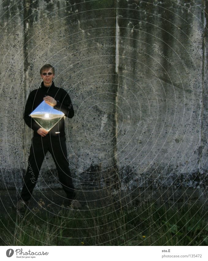 flugzeuge im bauch Mann maskulin Kerl Körperhaltung Jugendliche Rechteck Reflexion & Spiegelung Mauer Wand Gras Schatten Muster Ordnung Verlauf Beton Bauernhof