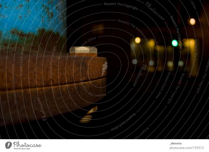 instant apocalypse Wasserrohr Schraube Nacht dunkel schwarz verfallen Leitung altehrwürdig Rost blau Lack half-life 2 tschernobyl Stalker