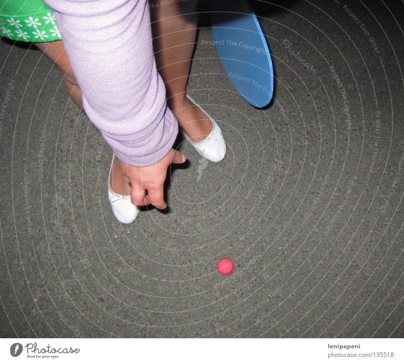 Nachtstraßenstrandballspiel Spielen dunkel Beachball Strand mehrfarbig Shorts bücken Teer Beton Hand heben rosa grün Unsinn braun Tennis Tischtennis Aufschlag