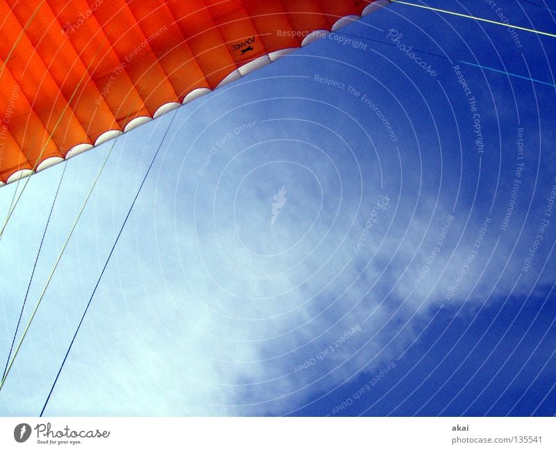 Ich will da hoch! Wolken betriebsbereit Gleitschirm Gleitschirmfliegen Farbenspiel himmelblau Starterlaubnis orange Kontrast Kontrollblick Schauinsland krumm