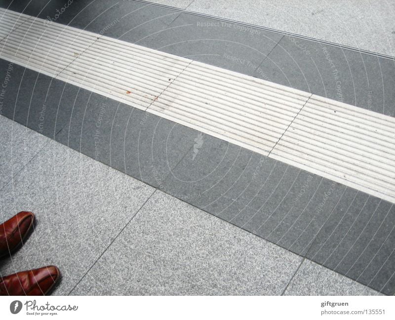 stand and wait stehen Schuhe Streifen Bekleidung Flughafen Mann warten Bodenbelag Langeweile Bahnhof Business Geschäftsmann