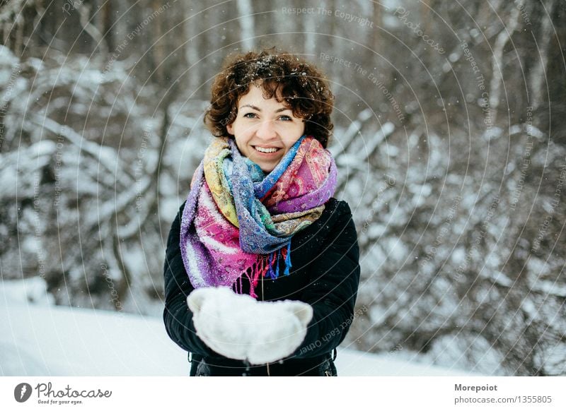 Winterspaß Junge Frau Jugendliche Erwachsene Kopf Frauenbrust 18-30 Jahre Natur Schnee Baum Park Wald Schal brünett Locken atmen berühren Spielen stehen braun