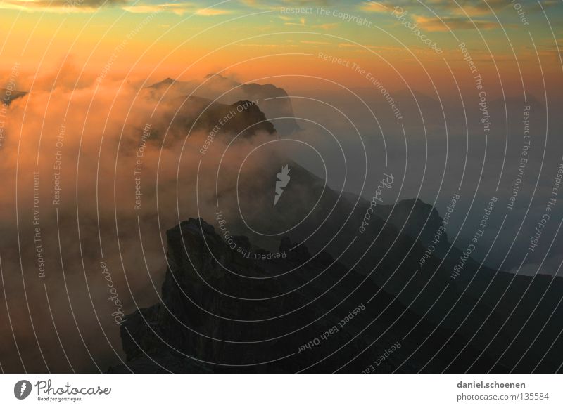 ganz weit oben ! Sonnenuntergang Cirrus Licht Schweiz Berner Oberland wandern Bergsteigen Freizeit & Hobby Ausdauer Wolken Hochgebirge Sauberkeit Luft rot gelb