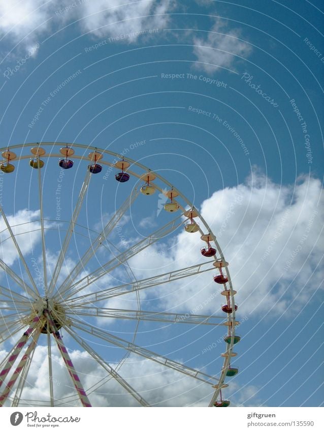 rundherum Riesenrad Jahrmarkt Fahrgeschäfte Karussell drehen groß Attraktion Freude Spielen Himmel Niveau hoch Schwindelgefühl