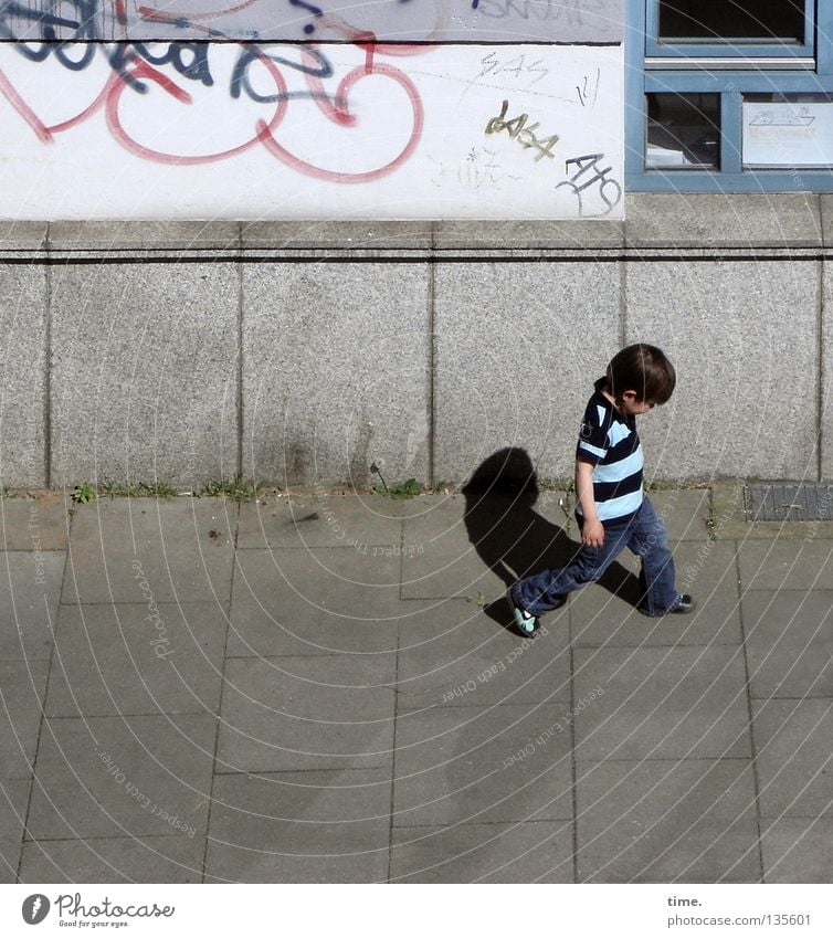 Nur reden. Und dann nix machen. :-( Haus Junge Mauer Wand Fassade Fenster Verkehrswege Straße Wege & Pfade Beton Graffiti gehen Traurigkeit trist Langeweile