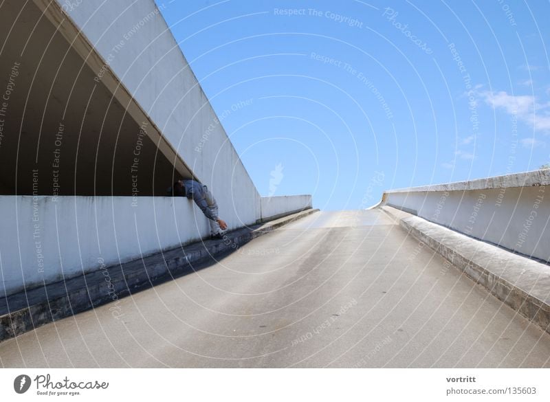 hängen geblieben Partnerschaft Licht grau Mann Beton sehr wenige Kunst Gebäude Dreieck Einsamkeit Lichteinfall Wand Mauer Ferne drehen graphisch trist