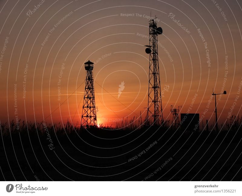 Zwillingstürme Telekommunikation Informationstechnologie Schilfrohr Strand Meer Menschenleer Telefonmast Satellitenantenne Wetterstation Sendemast Leuchtturm