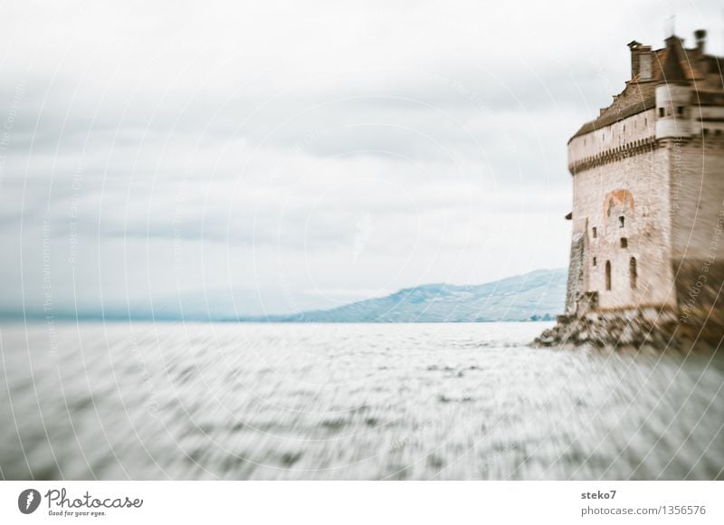 Seeblick Seeufer Burg oder Schloss Turm Rettung Schutz Sicherheit Kraft Vertrauen Gedeckte Farben Außenaufnahme Lomografie Menschenleer Textfreiraum links