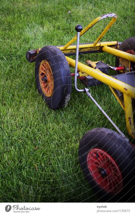 Rennsemmel Tretroller Wagen Fahrzeug gelb grün rot schwarz Felge Spielzeug fahren Spielen Autorennen Freizeit & Hobby Nachmittag Ferien & Urlaub & Reisen