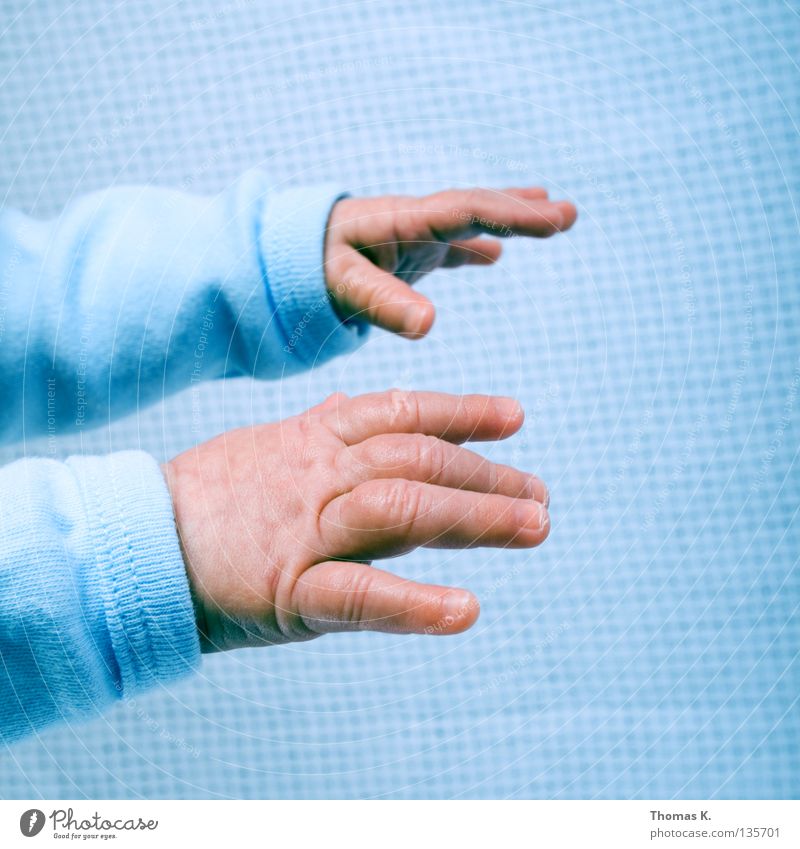 Reach Out, Touch Faith. Kind Baby Junge Geburt Hand Vertrauen Finger Fingernagel Pullover lang Leben neu geboren Glück mutterglück nachbarskind reich Haut