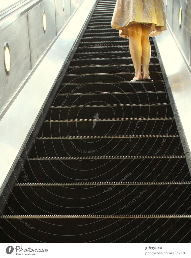 peeping tom Rolltreppe Frau Einblick Aussicht Voyeurismus Detailaufnahme unterirdisch aufwärts Beine Blick erhaschen