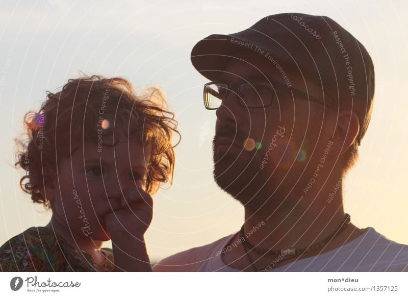 Father & Son ruhig Sonne Kind Kleinkind Mann Erwachsene Vater 2 Mensch Himmel Sonnenaufgang Sonnenuntergang Brille Hut Mütze Locken Denken Blick gold Stimmung